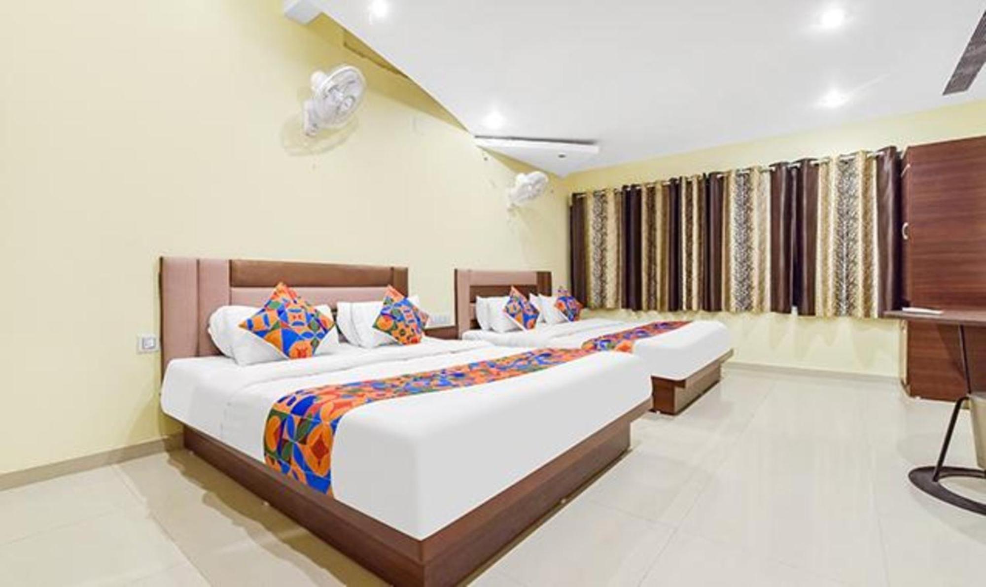 Fabexpress Poonam Palace Ahmedabad Esterno foto
